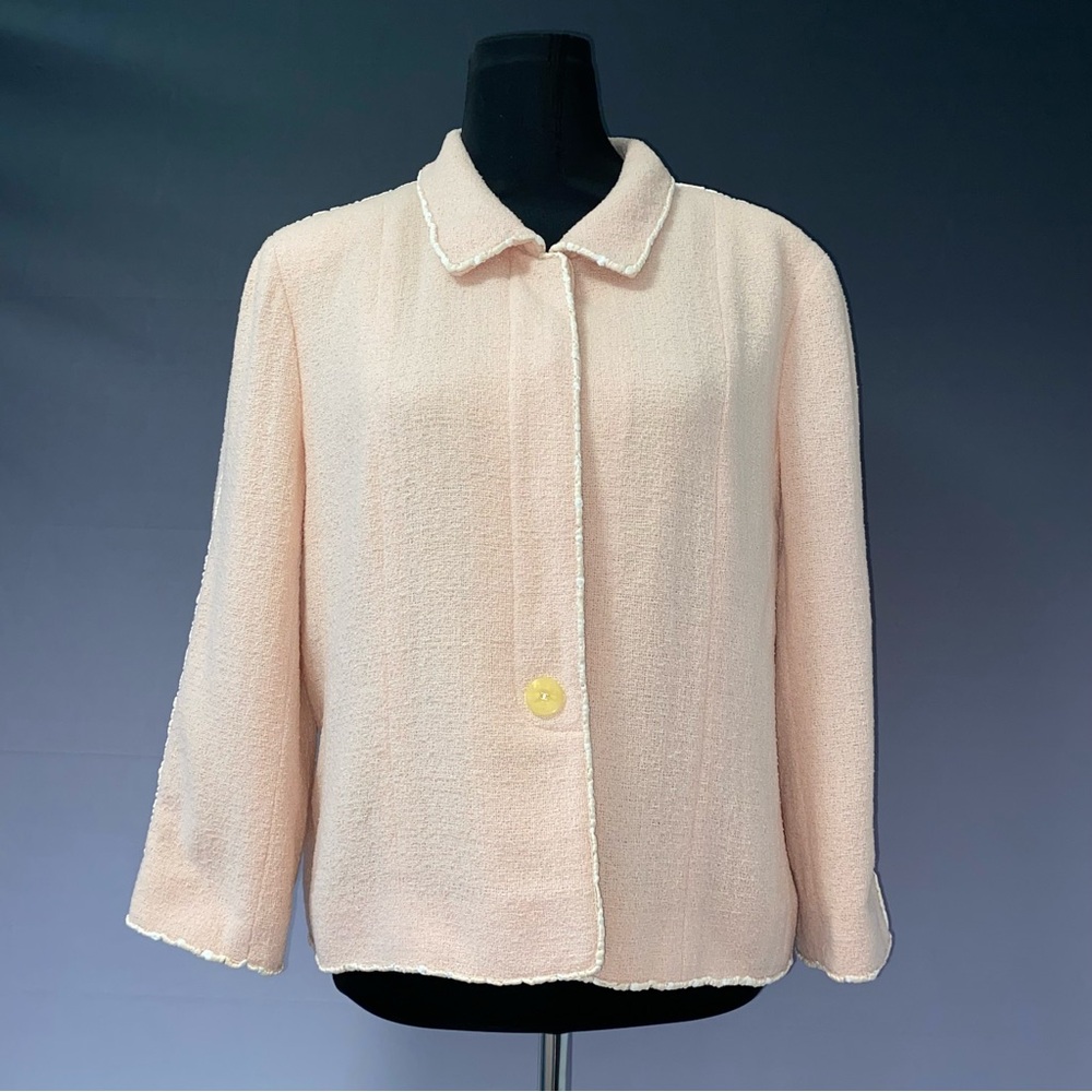 Chanel 99P Dusty Pink Tweed Jacket size 44 in very good condition seen on SATC.
